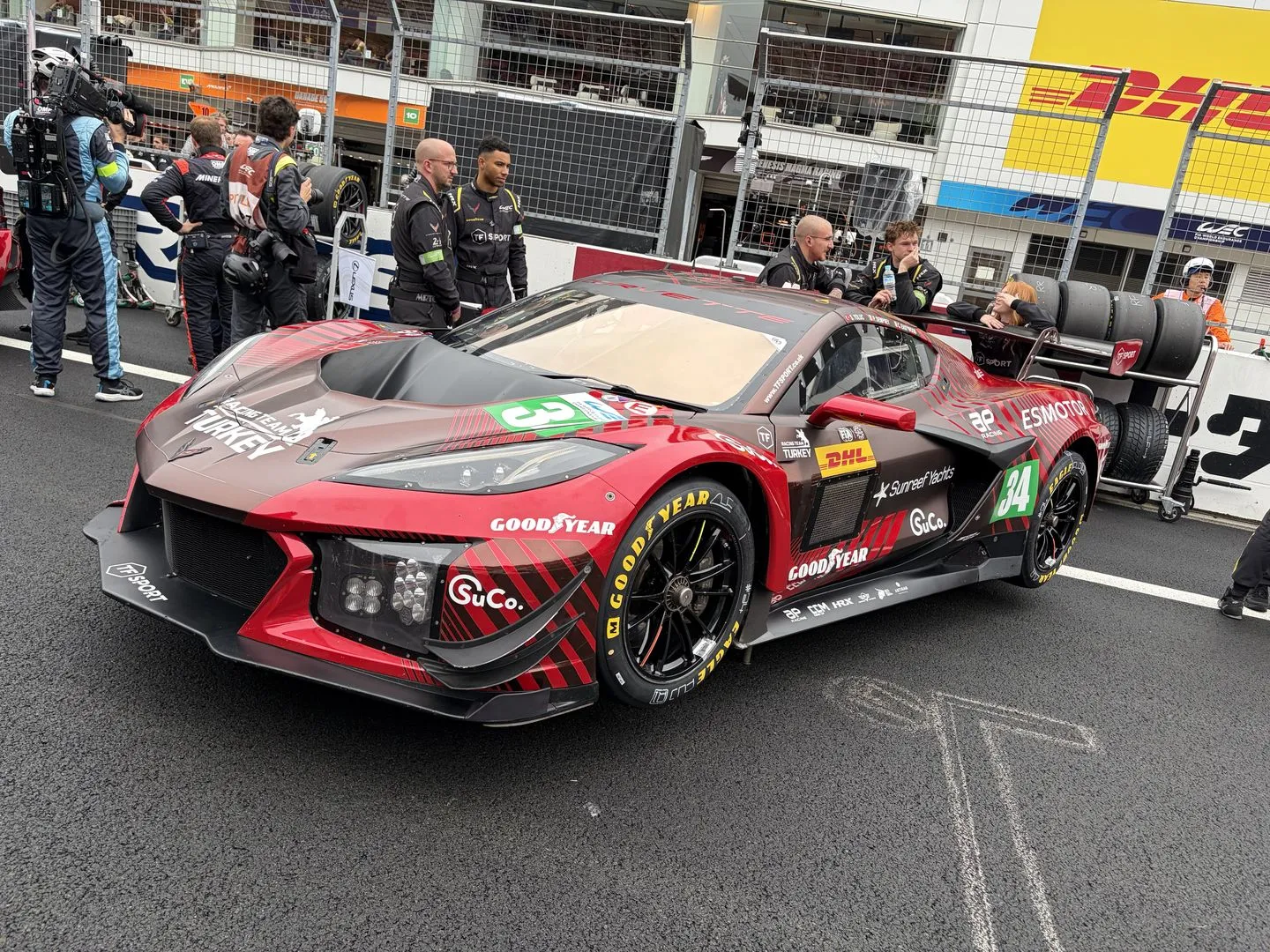スタートを待つレーシングカーとメカニック