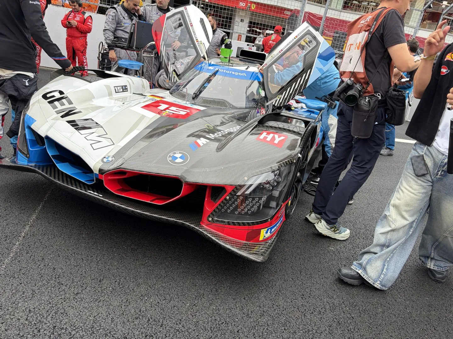 最高峰クラスのレーシングカーと、確認作業を続けるチームスタッフ